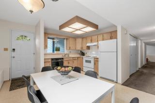 4 Bed Charming and Cozy Lynn Valley Suite - 6