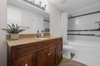 4 Bed Charming and Cozy Lynn Valley Suite - 4