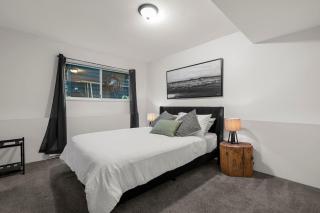 4 Bed Charming and Cozy Lynn Valley Suite - 3
