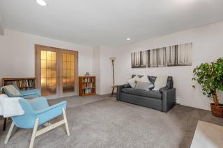 4 Bed Charming and Cozy Lynn Valley Suite - 1