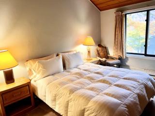 10-4 Potash Rd 3BR Townhouse Sleeps 8 Village of Loon - 8