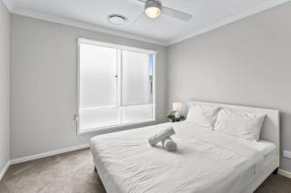 Premium 4BR Residence Modern Serene Mango Hill - 7