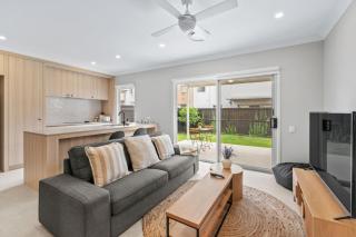 Premium 4BR Residence Modern Serene Mango Hill - 1