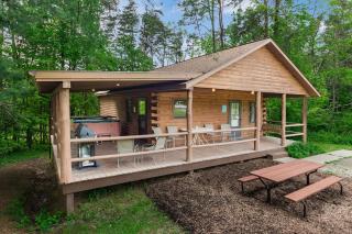 Close to parks, Hot Tub & Fire Pit, Onsite Trails - 0