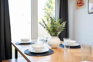 Stylish 3-Bed Home, 10 Min Gatwick, WiFi and Parking - 1