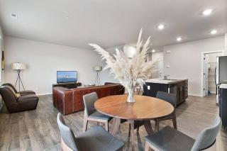 Modern Escape Spacious 4BR Home for Families, Groups & Business Travelers - 7