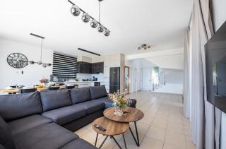 Perfect Seaside Escape with Privacy ! - 0