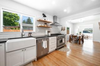 HOT TUB & EV 3b2b Single Level house King Bed Parking - 7