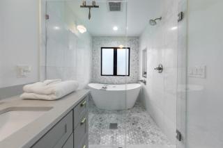 HOT TUB & EV 3b2b Single Level house King Bed Parking - 5