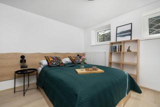 Spacious Family House with Parking and 5 Bedrooms by Noclegi Renters - 9