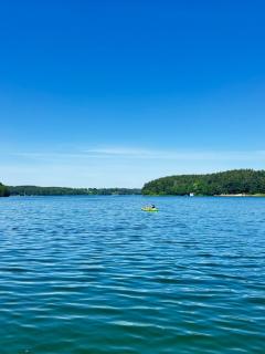 Karmelowe Domki Kaszuby, z jacuzzi na tarasie z widokiem na jezioro - Stężyca - 6