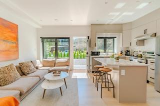Modern 2BR Coach House, West Van- New Construction - 9