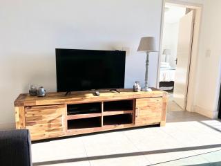 Stylish waters edge apartment - 7