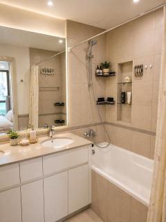 Bareez Bliss Retreat Elegant 2BR with Balcony, Pool & Park View - 7