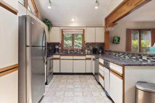Pocono Chalet / 4 BDRMS / Fireplace - 1