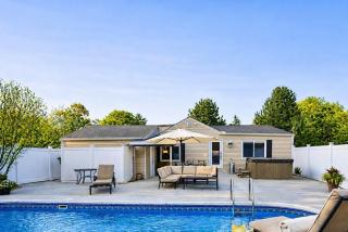 Lakewood Luxury - Pool - Hot Tub - Walk to Town - Family Friendly - 0