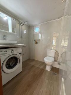 2 Bedroom Apartment -180m Beach -StarlinkWiFi -Balcony - 4