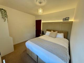 Cosy 4 Bedroom House With Secure Parking - 6