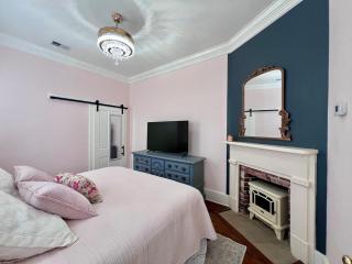 Private Downtown 1880s Cottage Walk Everywhere - 1