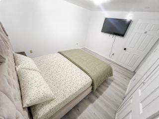 Luxury Private Room With Attached Washroom Darcel08 - 0