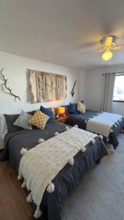 Cozy Rustic Chic Marina Penthouse Walk to Beach - 4