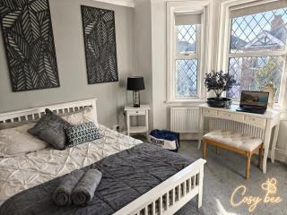 Cosy Bee - 9