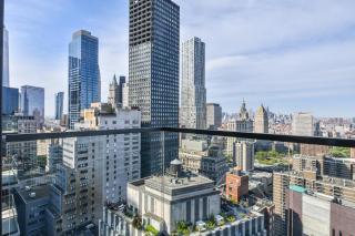 Luxury Apartments in Downtown Manhattan Skyline Views - 1