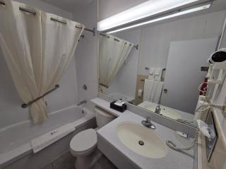 Woodstock Inn & Suites - Restaurant & Pool - 5