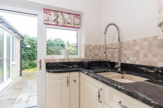 Hot Tub Free Parking 5 Bedroom Large Space - 3