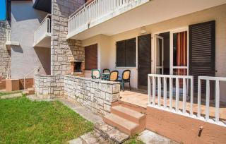 1 Bedroom Beautiful Apartment In Umag - 3
