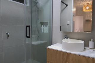Sandy Lodge Steps to Beach Ocean Views Sleeps 6 AC WiFi Linen provided - 6