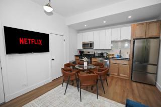 Chicago 3BR King Beds Sleeps 8 Near Humboldt Park - 4