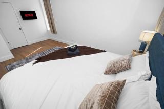 Chicago 3BR King Beds Sleeps 8 Near Humboldt Park - 1
