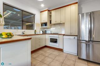 Beachside Largs Bay Pet Friendly 3 Bed Haven - 4