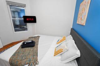King Bed 6BR Chicago with Pool Table Sleeps 16 Near Humboldt Park - Chicago - 8