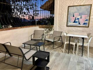 Newly Renovated Studio B2 with Patio Sleeps 2 - 1