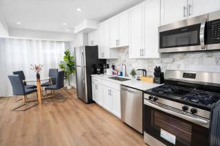 Cozy 3BR Chicago Garden Apartment Near Loyola & Downtown - 1