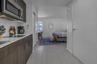 Promenade Studio With Free Parking! - 2