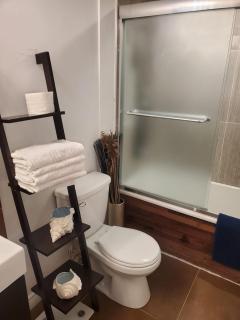 Niagara Falls Core Cozy Stay Near Clifton Hill - 5