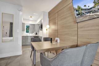 Ocean Blvd King Suite with Kitchenette at The Botanica - 1
