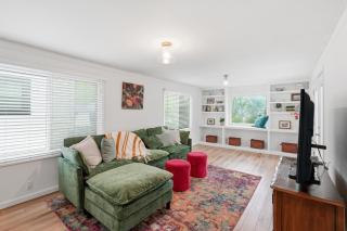 The Oasis 3BR Home, Fire Pit & BBQ , Sleeps 8 - 2