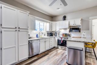 Short Walk to Wesley Hospital | 3 Beds W/ W&D! - 0
