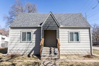 Queen Bed W/ W&D | Located in Downtown Wichita! - 1