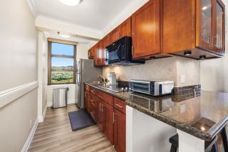 17Fl Waikiki escape with pool & beach access - 6