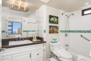 17Fl Waikiki escape with pool & beach access - 5