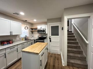 Centrally Located 2 Bedroom Close to Downtown. - 0