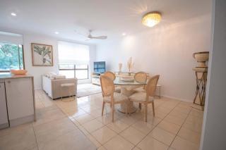 Montipora Airlie Beach Oceanfront Apartment - 5