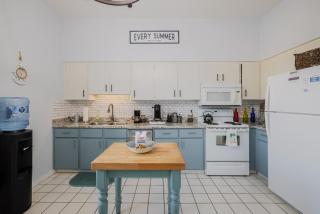 2 BR Beachy Speakeasy with Rooftop Deck Near Lido Beach - 4
