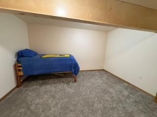 Quiet Apartment with Beautiful Mountain Views - 2