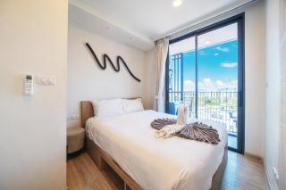Laguna Sky Park 2-Bedroom 2-Bathroom Boutique Apartment Golf Course Views Infinity Sky Pool 800 Meters to the Beach -  - 8